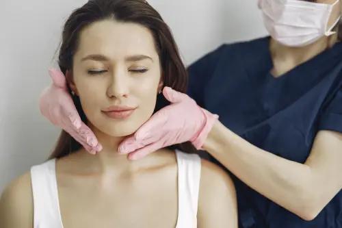 Viso ringiovanito senza bisturi: i metodi efficaci