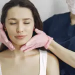 Viso ringiovanito senza bisturi: i metodi efficaci