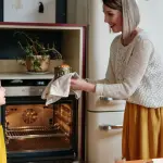 Come pulire il forno incrostato con prodotti naturali