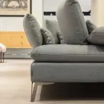Come smacchiare il divano in tessuto