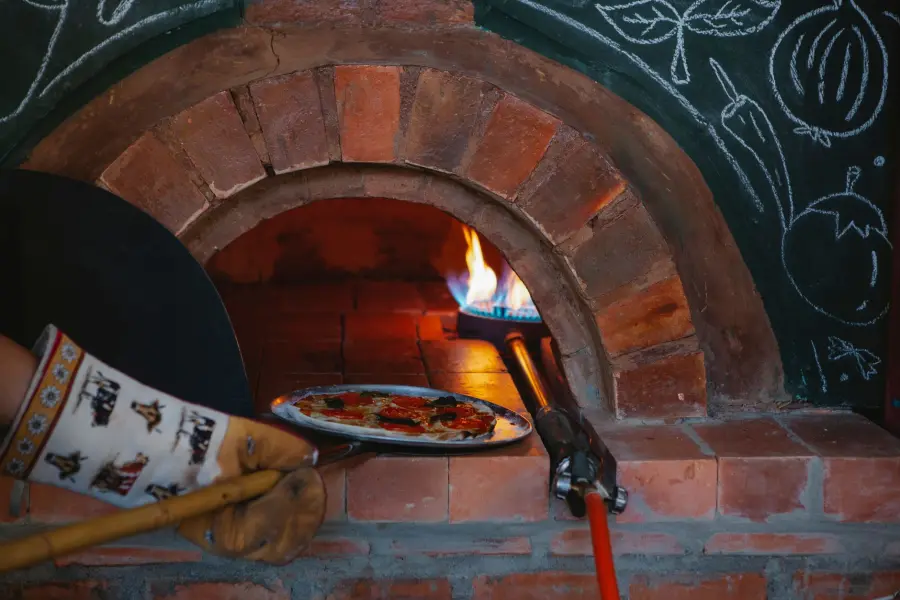 Come pulire la pietra refrattaria del forno