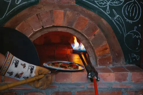 Come pulire la pietra refrattaria del forno