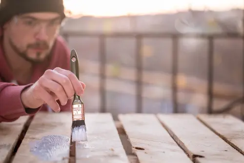 Verniciare il legno: a che cosa serve, vantaggi e strumenti per farlo