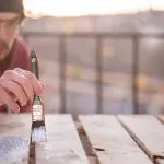 Verniciare il legno: a che cosa serve, vantaggi e strumenti per farlo