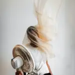 Sopravvivere all'estate senza aria condizionata: scopri come un ventilatore a piantana può rendere la tua casa più confortevole