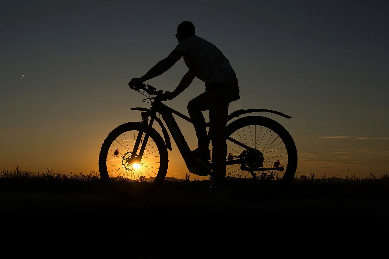 Organizzare un’uscita serale in bici: tutto quello che si deve avere nello zaino