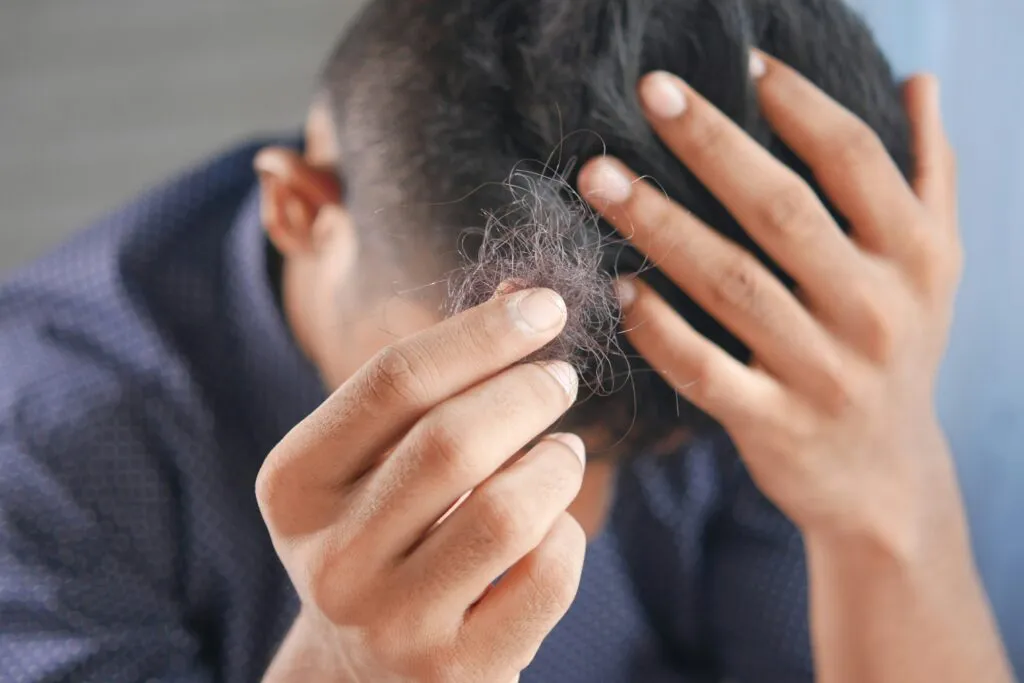 Perché perdiamo i capelli? Come stimolarne la ricrescita?